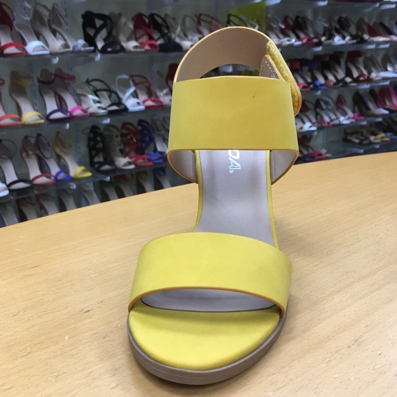 Restock! Soda Wait Yellow 3” stacked heel SANDAL - Picture 4 of 7